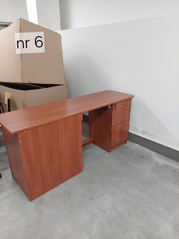 Biurko pod komputer z łącznikiem